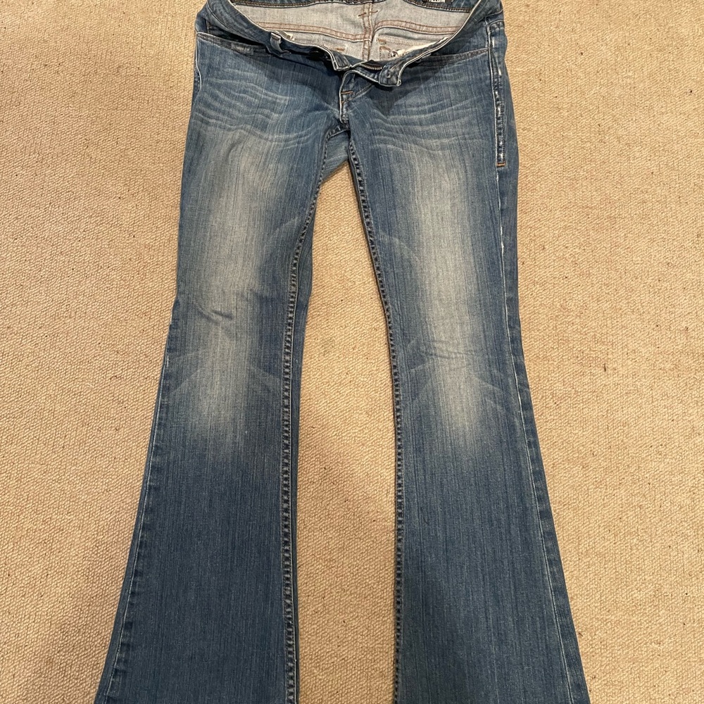 Y2K approved William Rast denim. Super low rise, flares with embellished pocket.